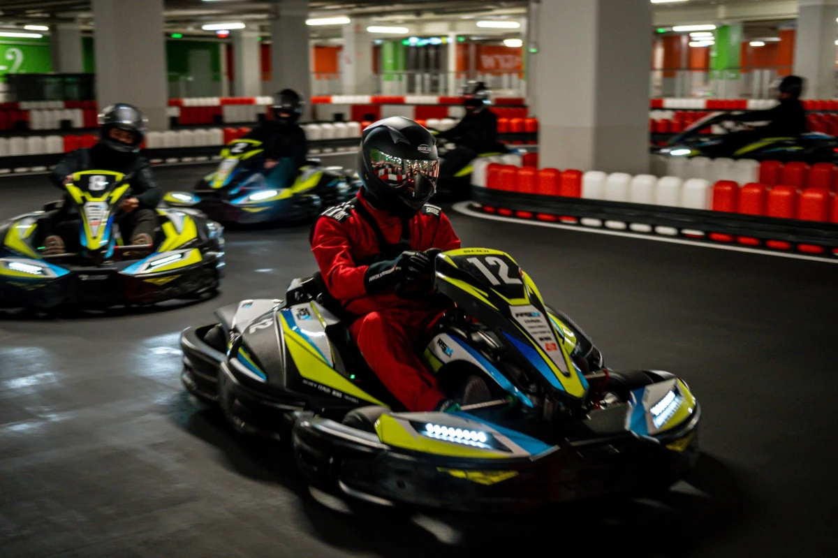 Wyobraź sobie tor kartingowy, na którym czysta energia elektrycznych gokartów daje natychmiastową moc, a jazda jest jednocześnie ekscytująca i bezpieczna dla każdego niezależnie od wieku – od 7 do 107 lat. Takim miejscem jest właśnie PITLANE we Wrocławiu, nowoczesny tor kartingowy w sercu miasta, który w ciągu dwóch lat odwiedziło już ponad 70 tysięcy osób!