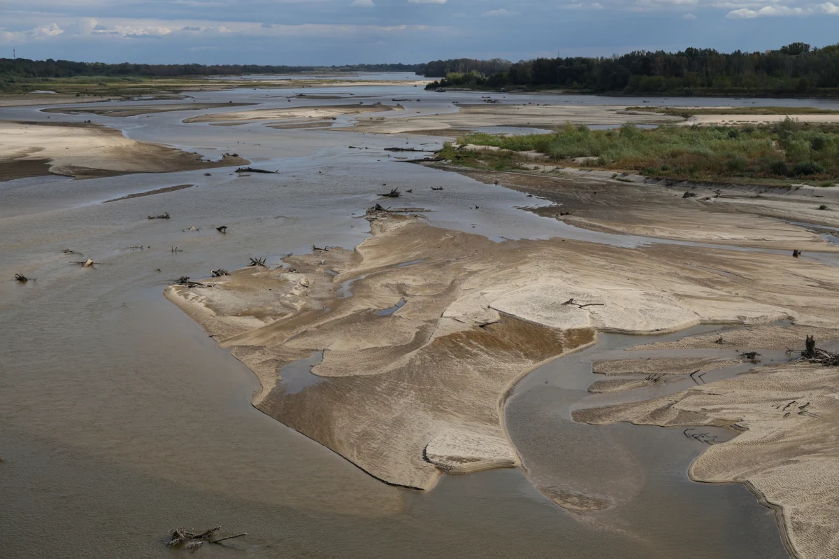 ​W poniedziałek zanotowano najniższy w historii pomiarów stan wody na stacji hydrologicznej Warszawa-Bulwary nad Wisłą. Wyniósł on 9 cm, o jeden centymetr mniej niż w sobotę 23 sierpnia - wynika z danych Instytutu Meteorologii i Gospodarki Wodnej.