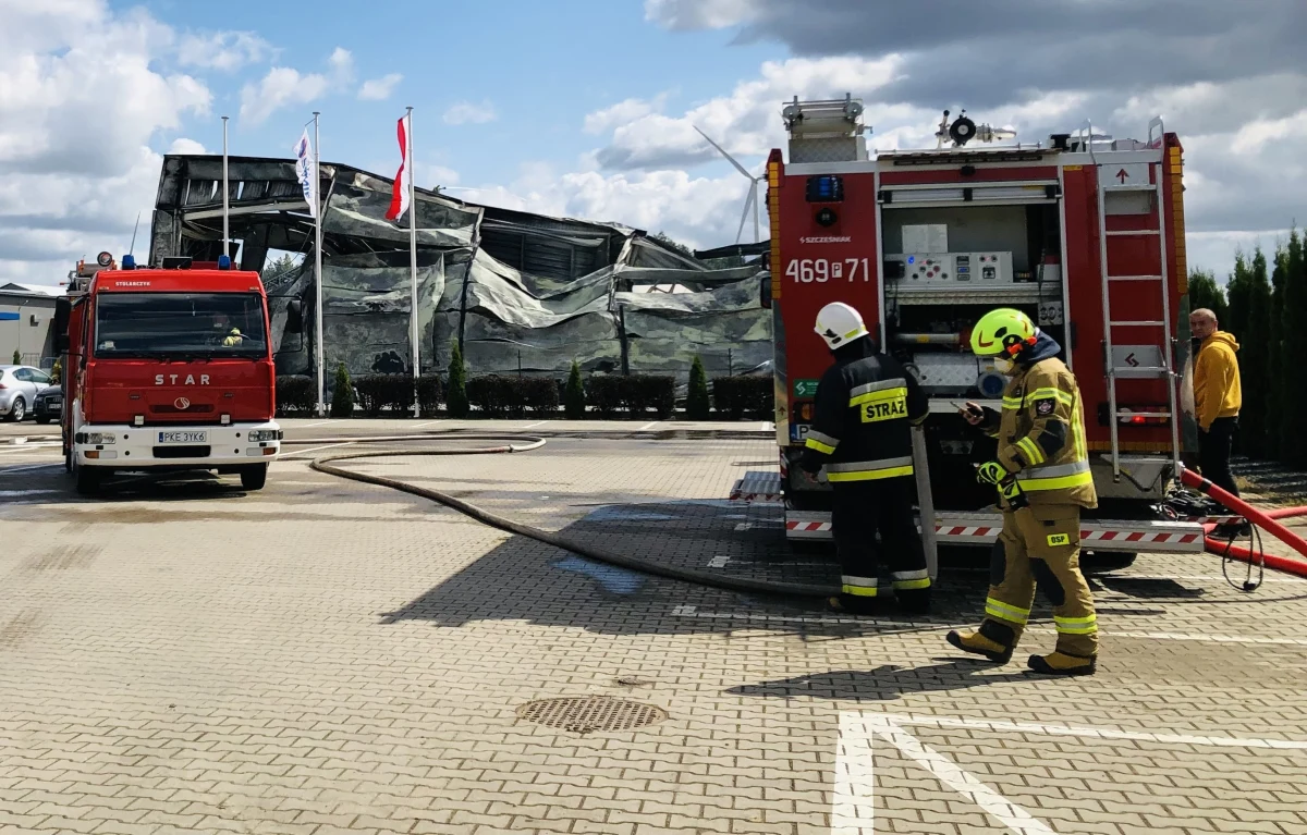 Strażacy dogasili poranny pożar hali magazynowej na terenie firmy meblarskiej w miejscowości Jankowy w Wielkopolsce. Jedna osoba została poszkodowana. Straty wstępnie oszacowano na ok. 6 mln zł.