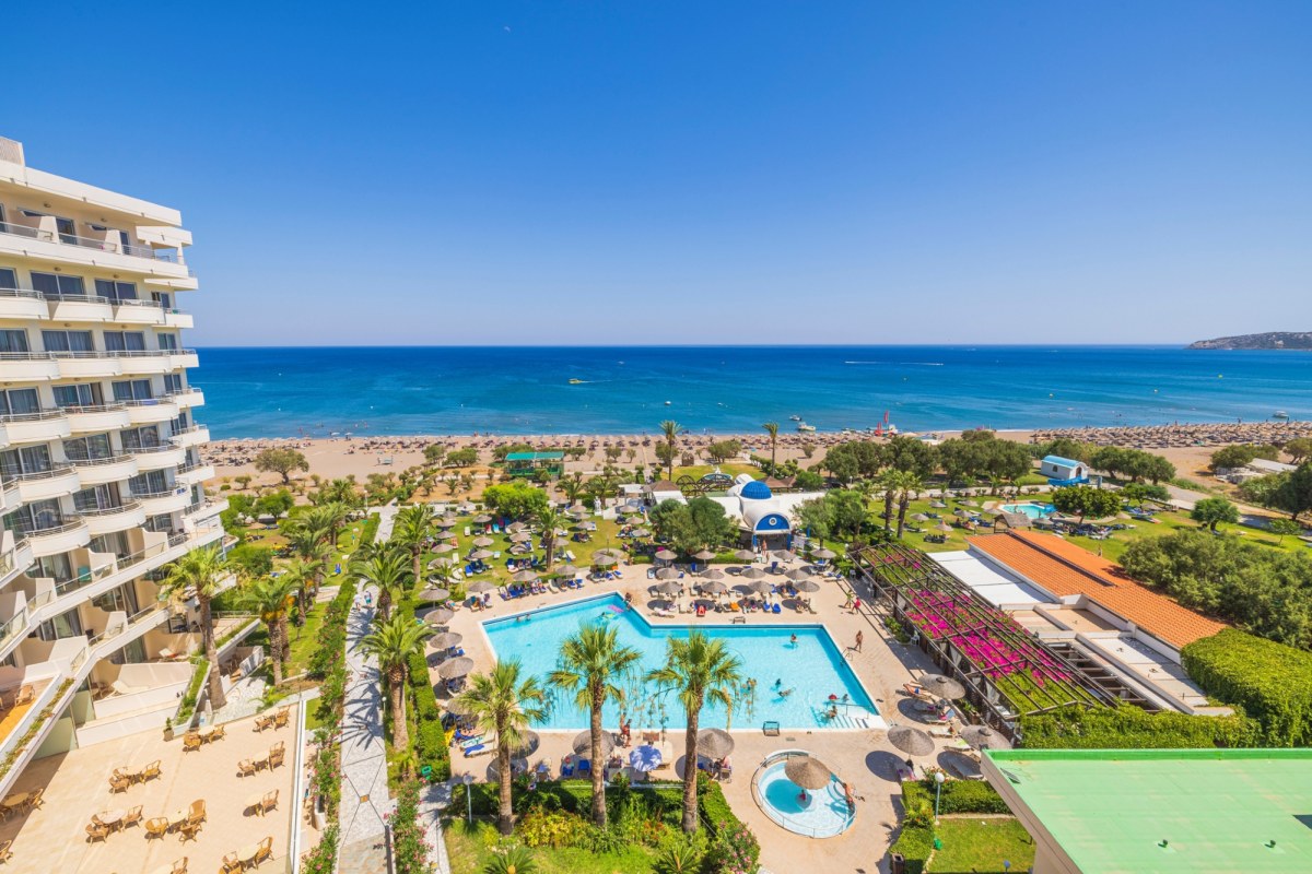 Szpital polowy koło hotelu, goście na noszach. Wakacje zamieniły się w horror