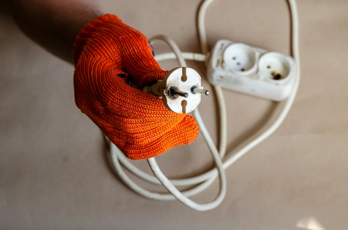 Zanim zamkniesz drzwi i ruszysz w świat, sprawdź, czy te domowe urządzenia zostały odłączone od prądu. Eksperci nie mają wątpliwości: ten prosty nawyk może uratować Twój dom przed pożarem oraz zapewnić bezpieczeństwo bliskim