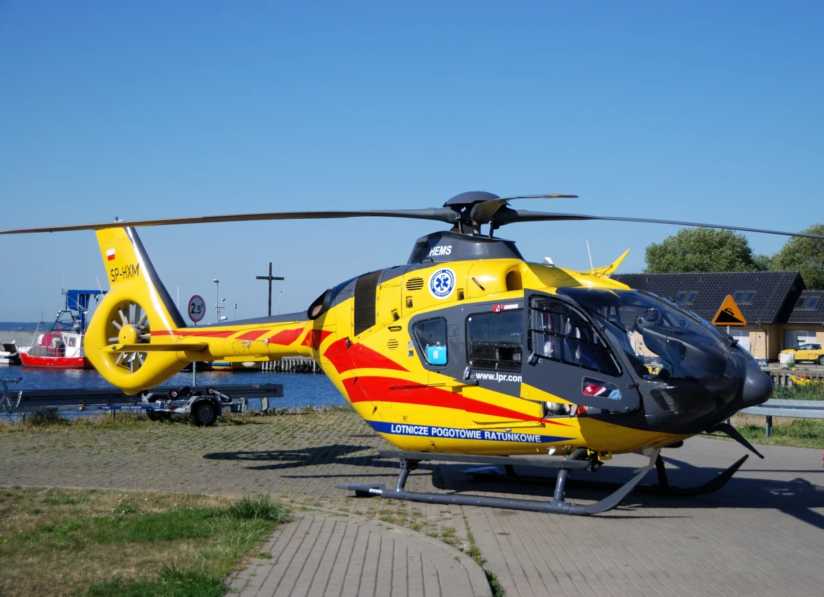 Niedzielne popołudnie w ośrodku wypoczynkowym w Skorzęcinie (woj. wielkopolskie) mogło zakończyć się tragedią. Młody mężczyzna zdecydował się na brawurowy skok "na główkę" z molo do jeziora. Niestety, nie sprawdził głębokości wody, która w tym miejscu wynosiła zaledwie około 10 centymetrów. Skok zakończył się poważnymi obrażeniami i dramatyczną akcją ratunkową.