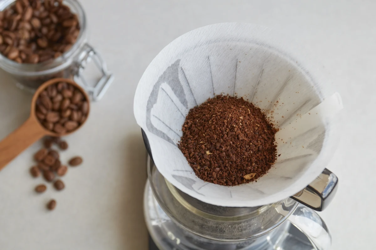 Fusy po kawie często trafiają do kosza – a tym samym marnuje się wszechstronny domowy środek. Coraz więcej osób celowo wykorzystuje pozorny kuchenny odpad w łazience – przede wszystkim do czyszczenia toalety. To, co na pierwszy rzut oka brzmi nietypowo, ma praktyczne zastosowanie.