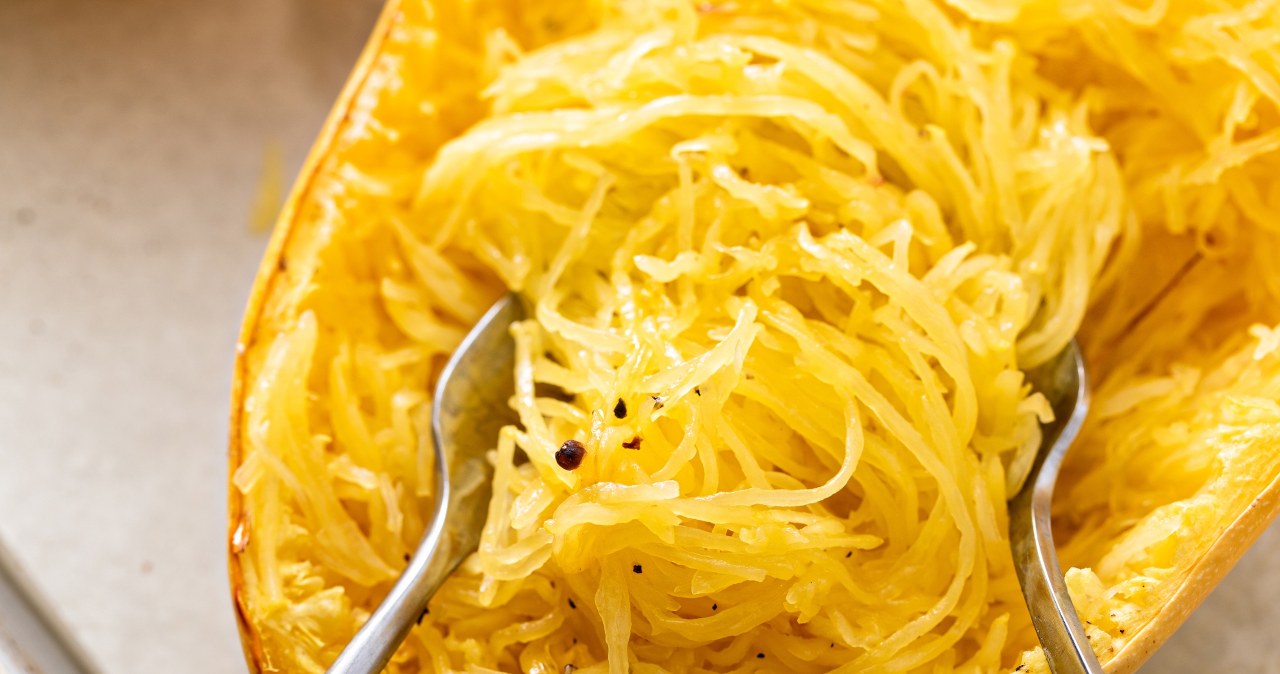 Przekrój na pół, wrzuć do pieca i drąż. Makaron praktycznie robi się sam