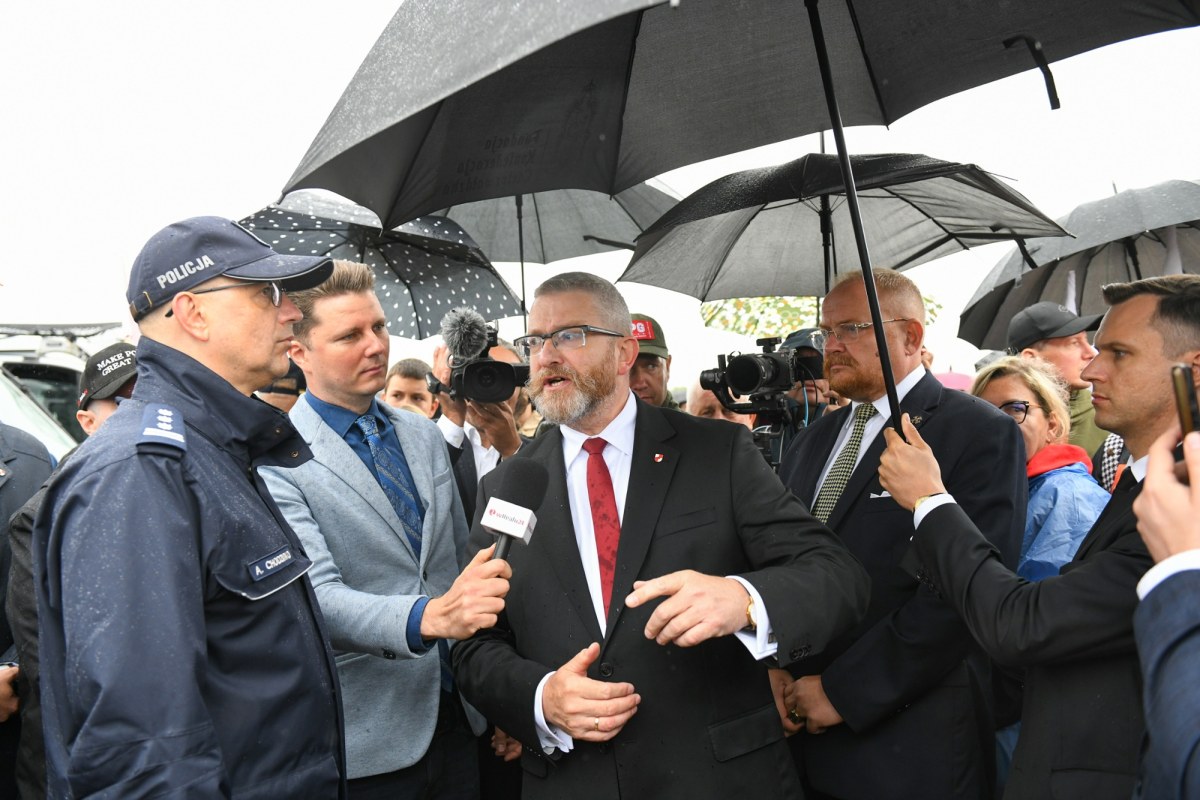 ​Czy Grzegorz Braun straci immunitet? Policja nie odpuszcza po incydencie w Jedwabnem
