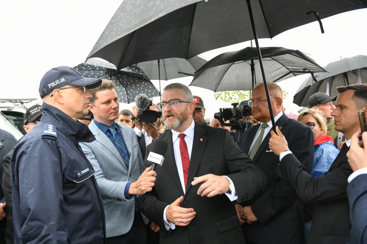 Policja chce uchylenia immunitetu europosła Grzegorza Brauna w związku z incydentem, do którego doszło 10 lipca w Jedwabnem (Podlaskie). Grupa osób - wśród nich był Braun - blokowała wówczas drogę, uniemożliwiając wyjazd samochodów uczestników uroczystości upamiętniających ofiary mordu Żydów z 1941 r., w tym busa z naczelnym rabinem Polski Michaelem Schudrichem. Bez uchylenia immunitetu policja nie może wykonać żadnych czynności z europosłem, nawet w sprawie o wykroczenie.