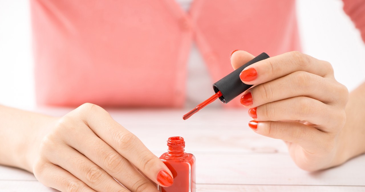 Co zrobić, żeby lakier na paznokciach dłużej się trzymał? Oto proste triki