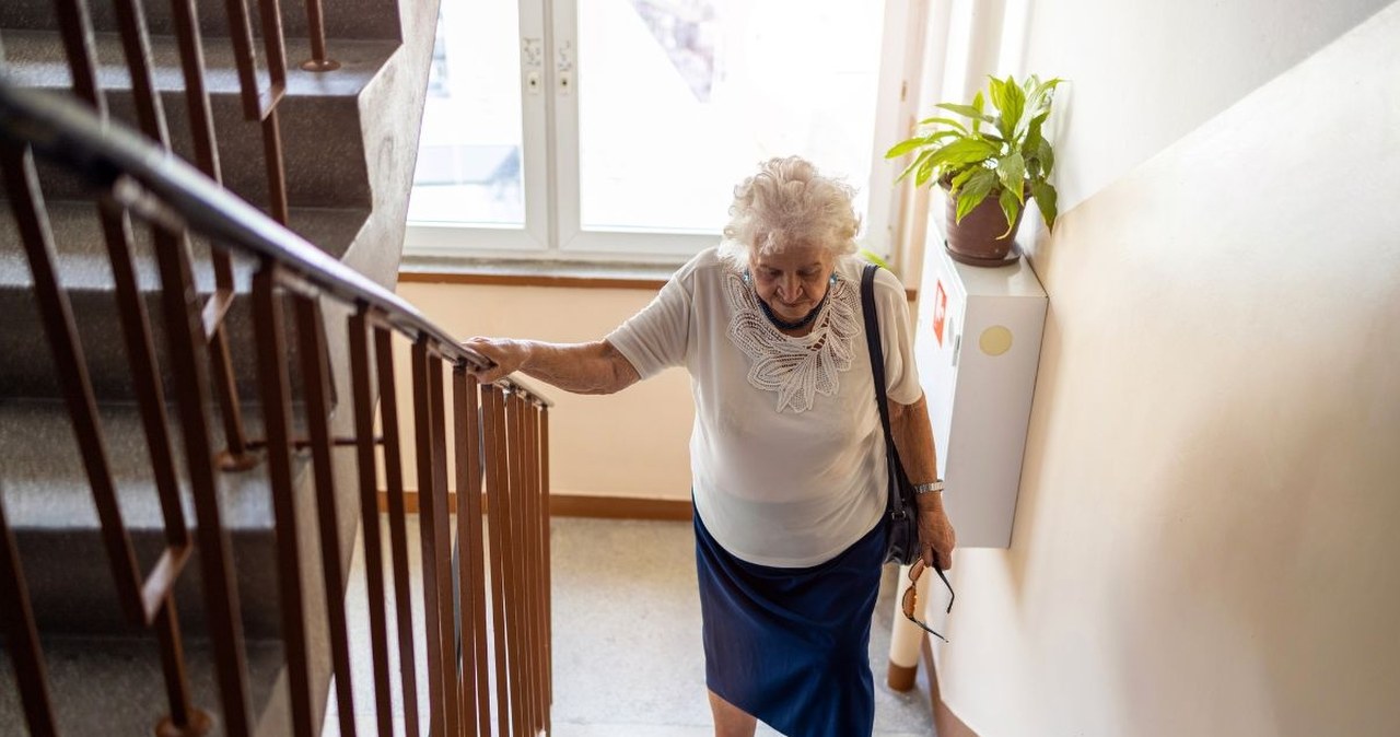 Po cichu odbiera seniorom sprawność. Te objawy pojawiają się najwcześniej