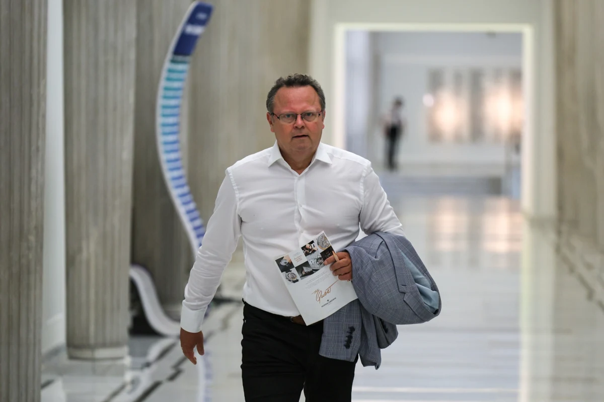 ​Marcin Chłodnicki, dotychczasowy lider kieleckiej Nowej Lewicy, ogłosił w poniedziałek odejście z partii "wraz z dużą liczbą osób". Mowa jest nawet o kilkudziesięciu działaczach. To pokłosie trwającego od miesięcy konfliktu wewnątrz świętokrzyskich struktur ugrupowania. Poseł Andrzej Szejna, szef regionalnych struktur, ocenił decyzję jako "zdumiewającą".
