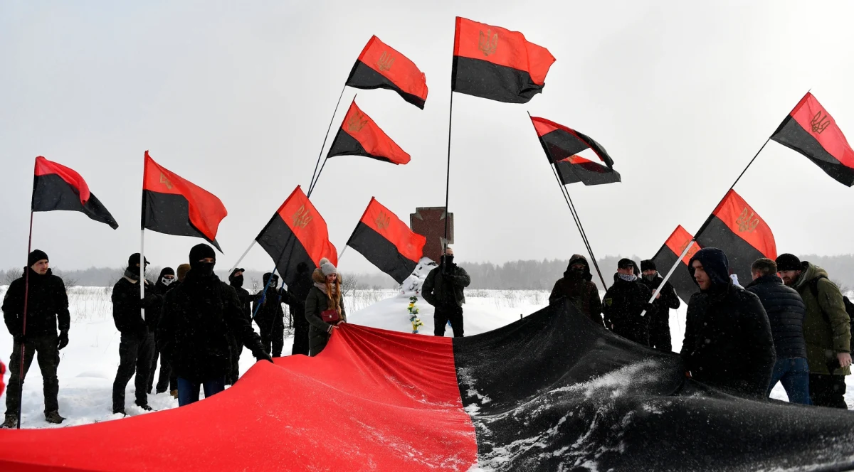 Władze w Kijowie uprzedziły Polskę, że zareagują, jeśli Sejm zrówna czerwono-czarną symbolikę z nazistowską - napisał w poniedziałek dobrze poinformowany ukraiński portal Europejska Prawda, powołując się na źródło w ukraińskiej dyplomacji. To pomysł prezydenta. Karol Nawrocki zapowiedział w poniedziałek inicjatywę legislacyjną, która w kodeksie karnym zrówna "symbol banderowski" z symbolami nazistowskimi i komunistycznymi.