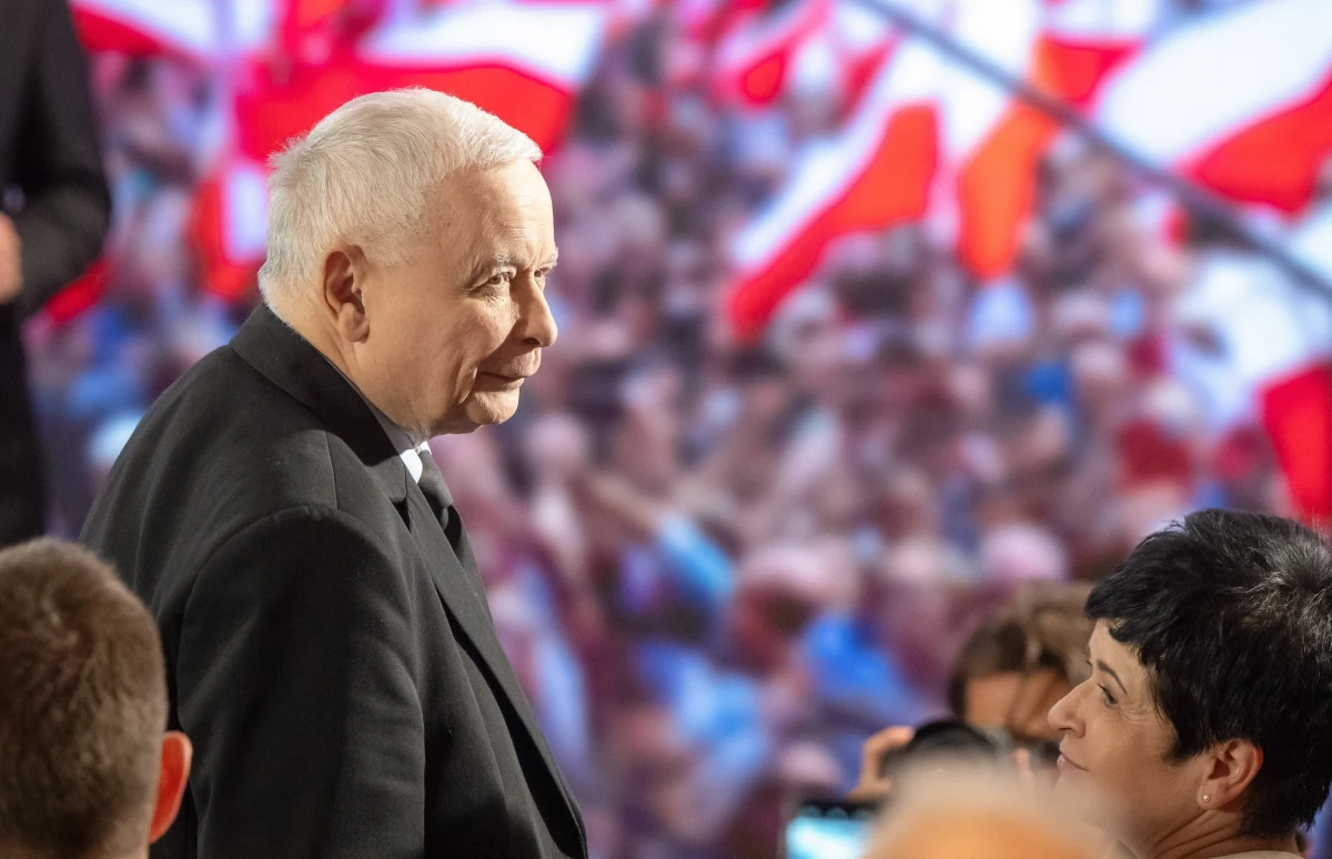 Prezes PiS Jarosław Kaczyński ocenił, że nad Polską zawisły trzy niebezpieczeństwa, które trzeba "uchylić". Według niego jest to zagrożenie wojną z użyciem siły, wojną ekonomiczną i wojną hybrydową. Jego zdaniem Polska mierzy się też z zagrożeniami wynikającymi z "niezdolności obecnej władzy do rządzenia".
