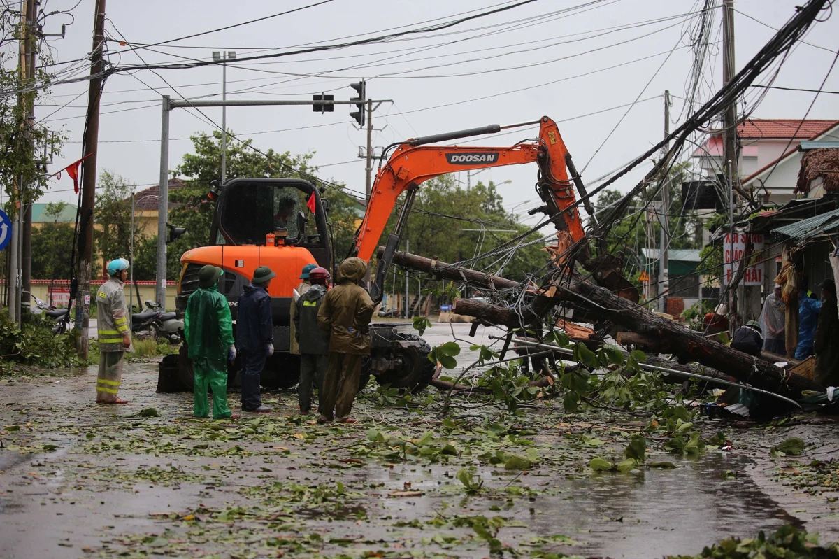 Co najmniej trzy osoby zginęły, a 10 zostało rannych w wyniku uderzenia tajfunu Kajiki w Wietnam. Najbardziej dotknięte zostały północna i środkowa część kraju, gdzie uszkodzonych bądź zniszczonych zostało prawie 7 tys. domów.