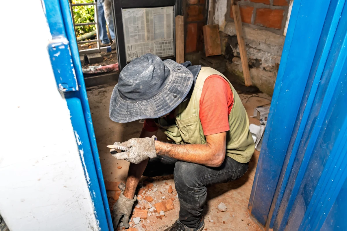 Mimo spadku liczby wydawanych zezwoleń na pracę, udział cudzoziemców w polskim rynku pracy rośnie - informuje "Rzeczpospolita". Największy przyrost notują Kolumbijczycy, którzy stali się już piątą najliczniejszą grupą obcokrajowców pracujących legalnie w Polsce. Najwięcej cudzoziemców zatrudnia się w budownictwie, transporcie i przetwórstwie przemysłowym.