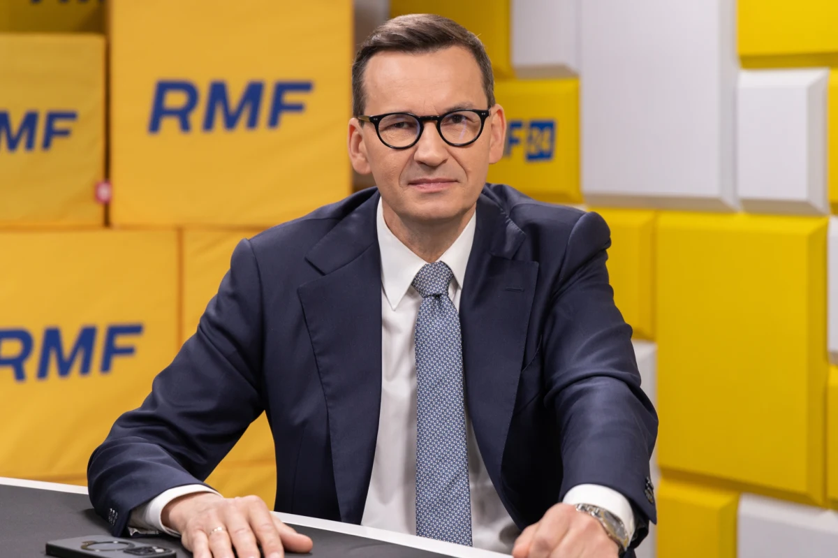 "Jeżeli ktoś posługuje się symbolami banderowskimi - natychmiastowa deportacja" - powiedział w Porannej rozmowie w RMF FM Mateusz Morawiecki, odnosząc się do inicjatywy Karola Nawrockiego w sprawie zrównania symboli banderowskich z nazistowskimi i komunistycznymi. Były premier skomentował też zawetowanie przez głowę państwa ustawy o pomocy obywatelom Ukrainy. Stwierdził, że niepracujący Ukraińcy nie powinni dostawać świadczenia 800 plus, ale zastosowałby pewien wyjątek.