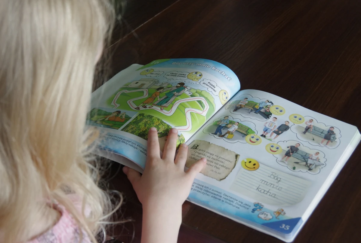 Nowy rok szkolny oznacza kolejne zmiany dotyczące lekcji religii. Od 1 września ich liczba zostanie zmniejszona do jednej tygodniowo. Co więcej, religia będzie pojawiać się w planie lekcji przed obowiązkowymi zajęciami lub po nich. Działania resortu edukacji krytykowane są przez Konferencję Episkopatu Polski.