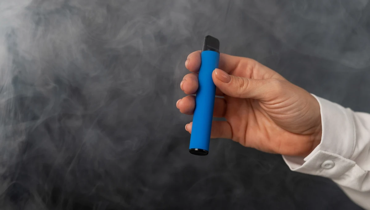 Ochotnicy z Wielkiej Brytanii dają zużytym papierosom elektronicznym nowe życie. Pochodzące z nich elementy, takie jak baterie czy przewody, są recyklingowane i wysyłane do Ukrainy, gdzie robi się z nich powerbanki służące m.in. do obsługi dronów czy noktowizorów.