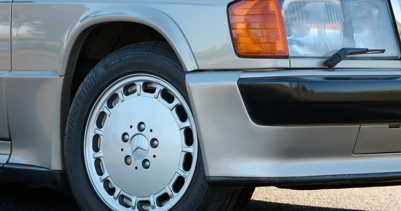 Ponad milion złotych za 40-letniego Mercedesa. Takiego auta nie ma nikt inny wiadomości,aktualności,Interia Ponad milion złotych za 40-letniego Mercedesa. Takiego auta nie ma nikt inny