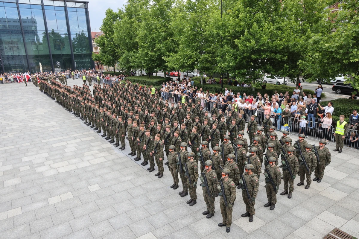 ​Znany jest już projekt Ministerstwa Obrony Narodowej dotyczący przyszłorocznej kwalifikacji wojskowej. Wezwania do wojska mogą się spodziewać nie tylko młodzi mężczyźni, ale także kobiety z odpowiednimi kwalifikacjami oraz osoby mające 50-60 lat. Za niestawienie się na komisji grożą wysokie grzywny.