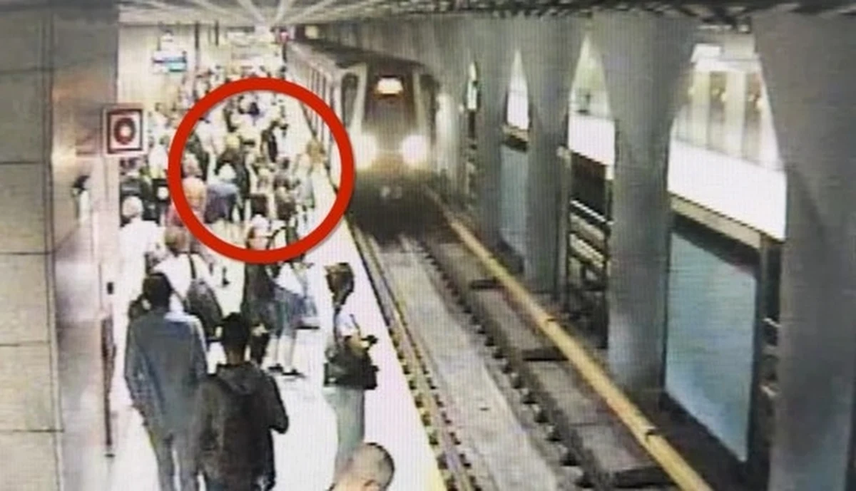 Dramatyczne sceny w warszawskim metrze. 42-latek próbował wepchnąć pod nadjeżdżający pociąg kobietę. Do zdarzenia doszło 13 sierpnia w godzinach porannego szczytu na stacji Młociny - informuje reporter RMF MAXX.