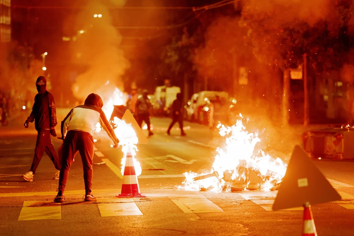 Barykady na ulicach, podpalone kosze na śmieci i starcia z policją - tak wyglądała już druga noc w szwajcarskiej Lozannie. Zamieszki wybuchły po śmierci 17-latka, który uciekał przed policją na kradzionym skuterze i miał wypadek. 
