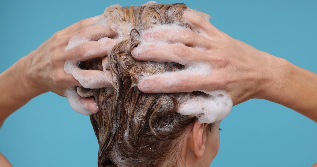 Coraz więcej osób dodaje sól do szamponu. Czy to zdrowa moda?