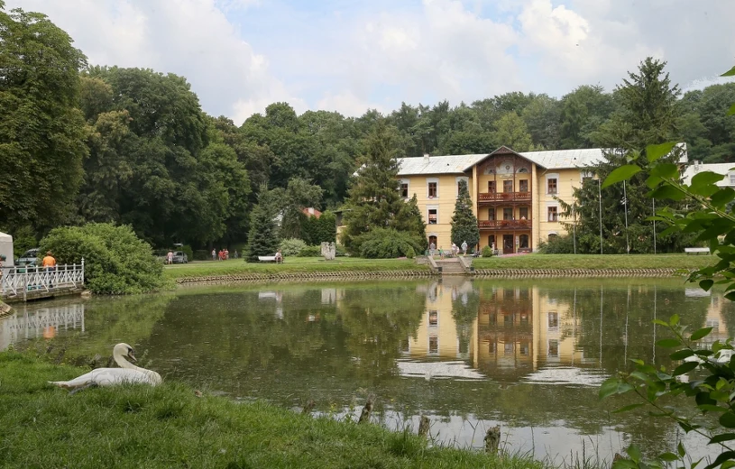 Ciche uzdrowisko zachwyca architekturą i klimatem. Bywali tu słynni artyści