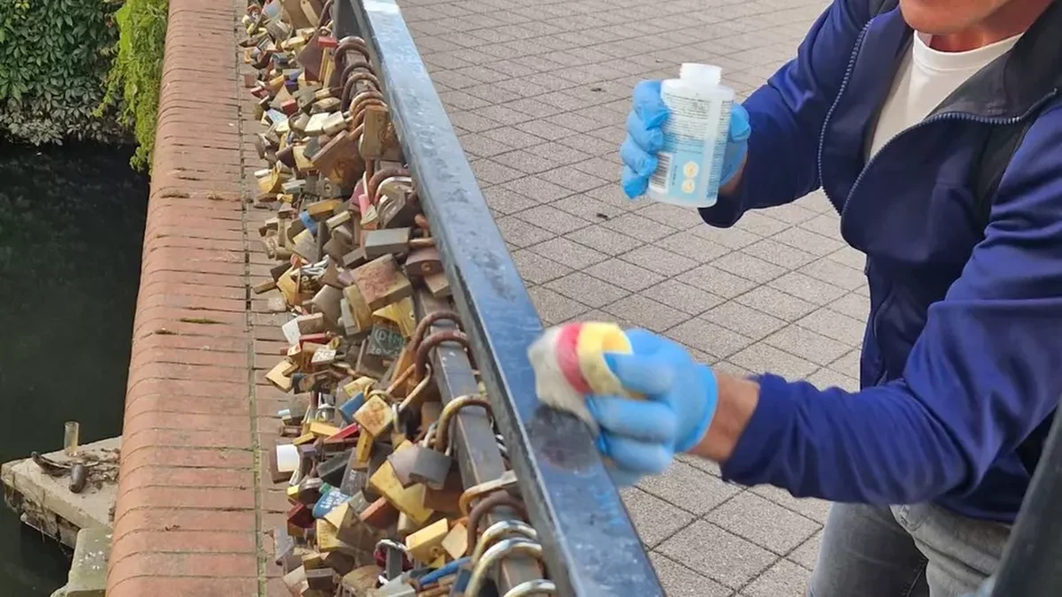 Gdańska Straż Miejska przyłapała grafficiarza na bazgraniu po barierce mostu. Mężczyzna otrzymał mandat, a dodatkowo musiał usunąć swoje "dzieło".