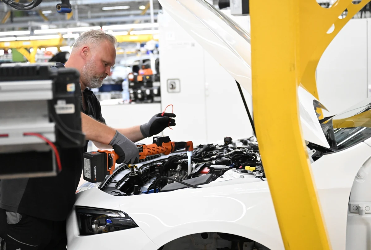 Niemiecka motoryzacja na zakręcie – w ciągu ostatnich 12 miesięcy z branży zniknęło ponad 50 tysięcy miejsc pracy. To największa fala redukcji zatrudnienia spośród wszystkich gałęzi niemieckiego przemysłu. Powody? Spadająca sprzedaż, rosnąca konkurencja z Chin, kosztowna transformacja na elektromobilność, drożejąca energia i spór celny z USA. 