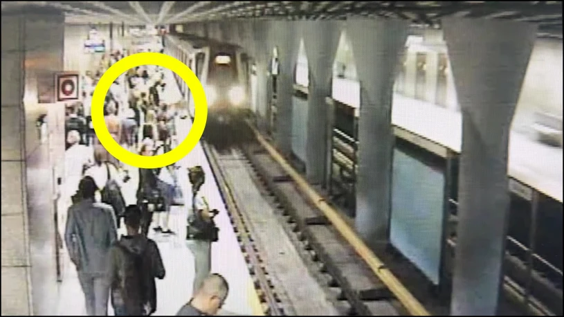Próbował wepchnąć ją pod nadjeżdżający pociąg. Szokujące sceny w Warszawie