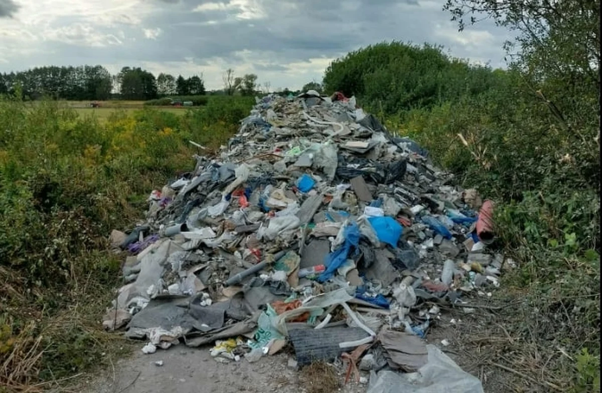 Na drodze w gminie Karczew (woj. mazowieckie), w pobliżu trasy wojewódzkiej 801, rozsypane zostały tony śmieci. Przejazd jest niemożliwy, a poszukiwania sprawców trwają.