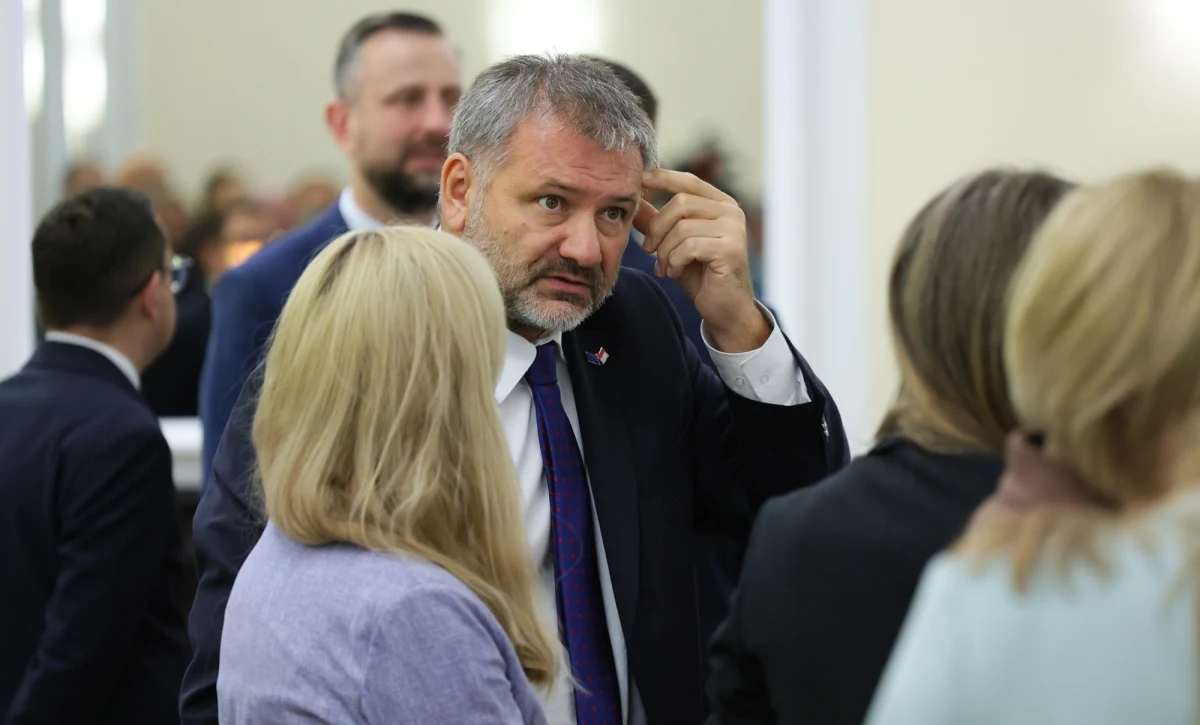 Minister sprawiedliwości Waldemar Żurek podczas wtorkowego posiedzenia Krajowej Rady Sądownictwa ostro skrytykował sposób powołania obecnej KRS, wskazując na jej niezgodność z konstytucją oraz rosnące koszty odszkodowań zasądzanych przez Europejski Trybunał Praw Człowieka. Szef resortu zapowiedział, że będzie podejmował działania zgodne z prawem, by sędziowscy członkowie Rady opuścili jej siedzibę, apelując jednocześnie do ich sumienia o samorozwiązanie tego gremium.