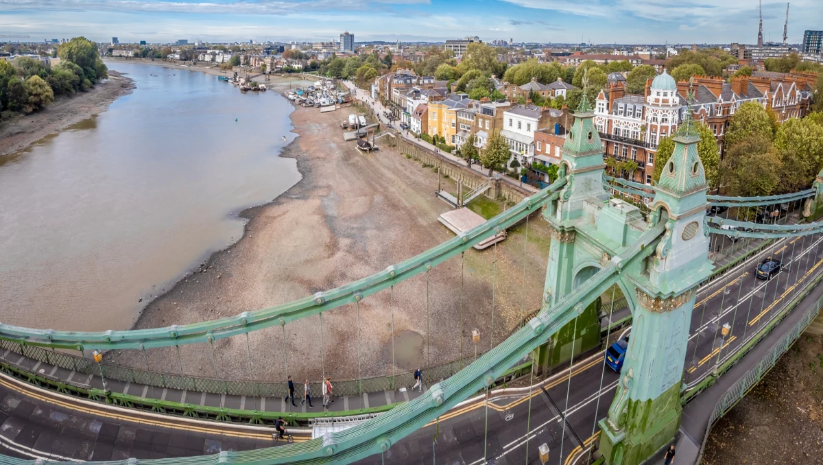 Setki ton zlepionych mokrych chusteczek, które latami gromadziły się przy moście Hammersmith w Londynie, znikną z Tamizy. Miejsce znane jako "Wyspa mokrych chusteczek" ("Wet Wipe Island" – red.) przestanie być wstydliwym symbolem zanieczyszczeń brytyjskiej stolicy. To największa tego typu akcja w historii Londynu.