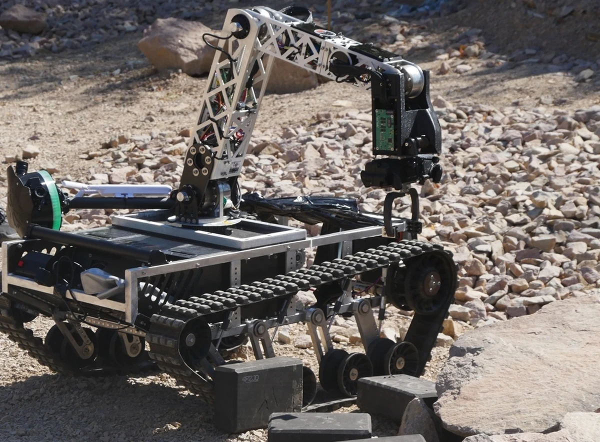 Drugi Polak w kosmosie - i co dalej? Jakie będzie znaczenie zakończonej kilka tygodni temu misji polskiego astronauty dla rozwoju polskich badań kosmicznych i polskiego przemysłu kosmicznego? Grzegorz Jasiński pytał o to dr inż. Julię Gościańską-Łowińską. Szefowa Kampusu Kąkolewo Politechniki Poznańskiej - miejsca realizacji badań i wdrożeń związanych z nowoczesnymi technologiami kosmicznymi - przekonuje, że nasze ambicje w przemyśle kosmicznym rosną. Nie chcemy być już tylko dostawcą podzespołów, chcemy integrować całe misje. Misja dr. Sławosza Uznańskiego-Wiśniewskiego i znacznie zwiększona składka do Europejskiej Agencji Kosmicznej powinny się do tego przyczynić. Dr inż. Julia Gościańska-Łowińska jest jednym z ekspertów, których będzie można posłuchać w Krakowie podczas rozgrywanych w najbliższy weekend na Akademii Górniczo Hutniczej 11. finałów zawodów łazików marsjańskich European Rover Challenge. 