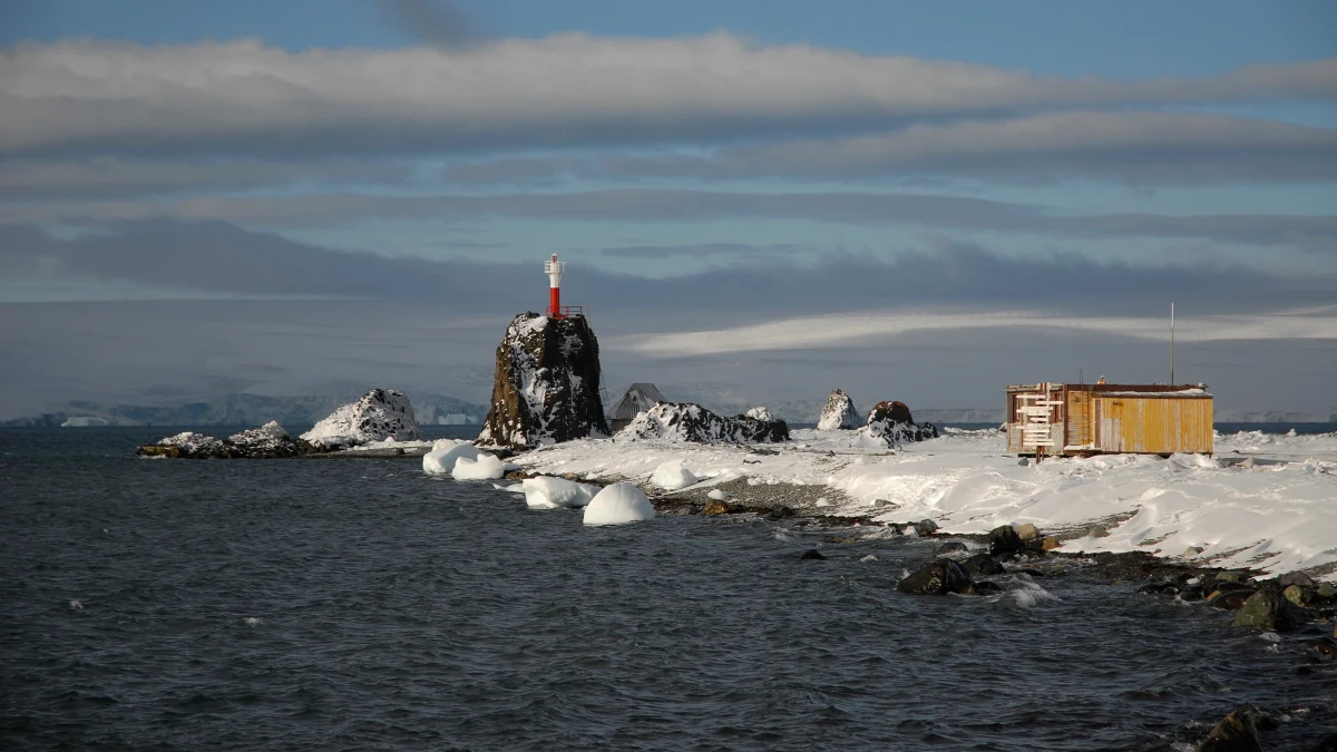 Agnieszka Kruszewska została wybrana przewodniczącą międzynarodowej rady zarządzającej narodowymi programami antarktycznymi z całego świata - COMNAP. Tym samym stała się pierwszą w historii Polką na tym stanowisku, a także jedną z nielicznych kobiet, kierujących organizacją, która zajmuje się logistyką i wsparciem nauki na najzimniejszym kontynencie świata.