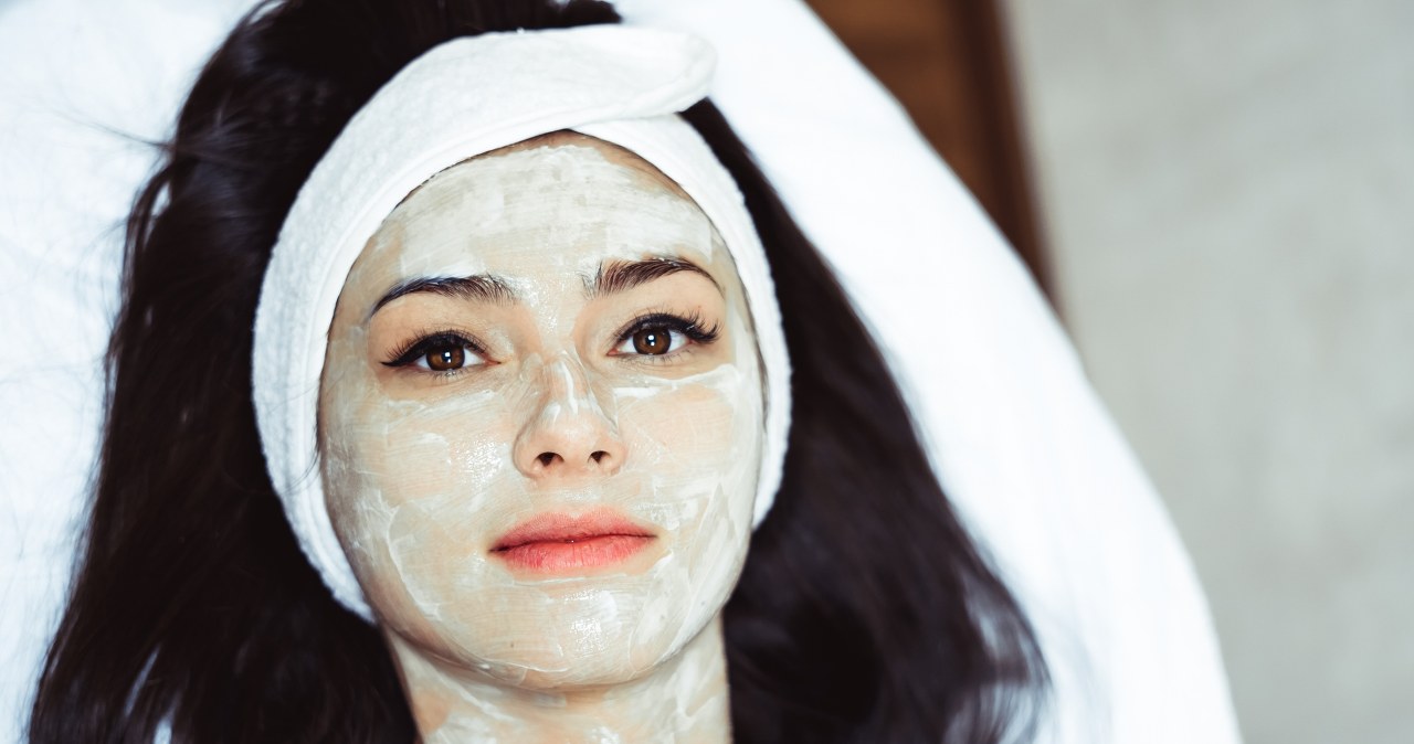 Zmieszaj i nałóż na dekolt. Odmładzającą maskę zrobisz z miodu i jogurtu