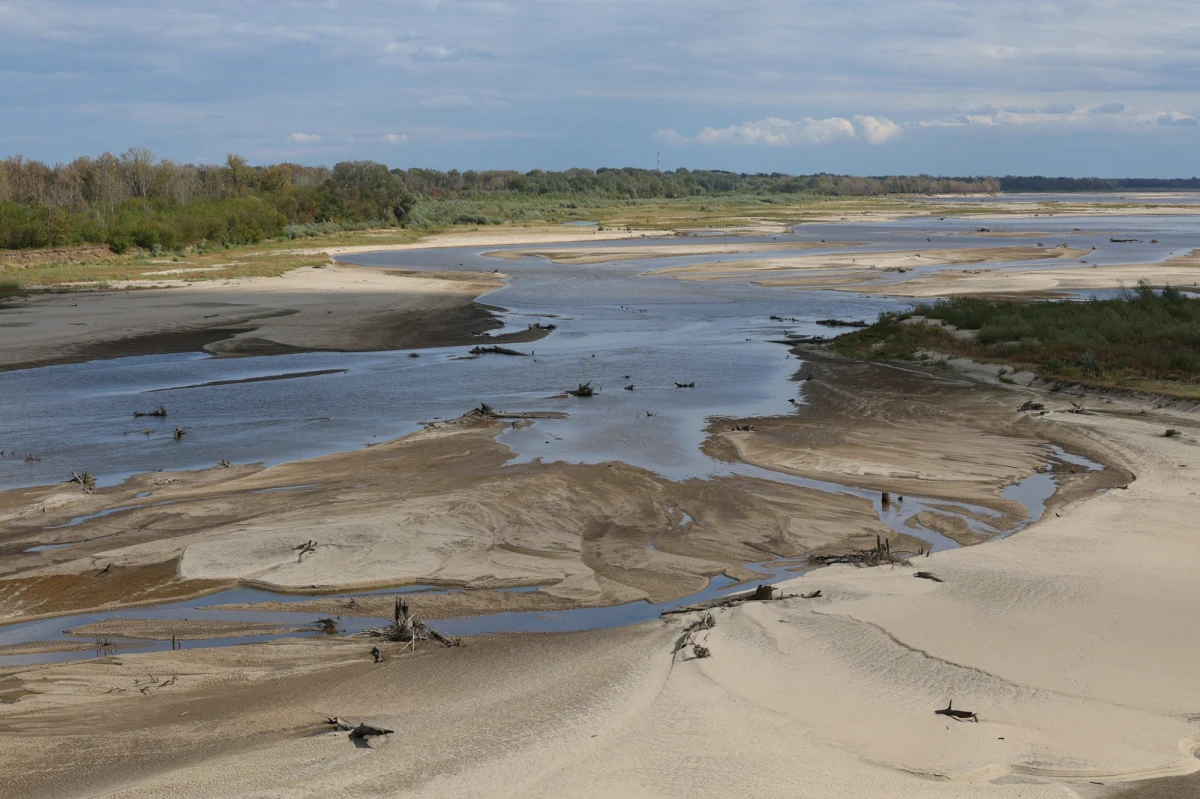 We wtorek, 26 sierpnia, zanotowano najniższy w historii pomiarów stan wody na stacji hydrologicznej Warszawa-Bulwary nad Wisłą. Wyniósł on zaledwie 8 cm. To o 2 centymetry mniej niż w sobotę 23 sierpnia. Czy Wisła całkowicie wyschnie, podobnie jak niektóre mniejsze rzeki w Polsce?
