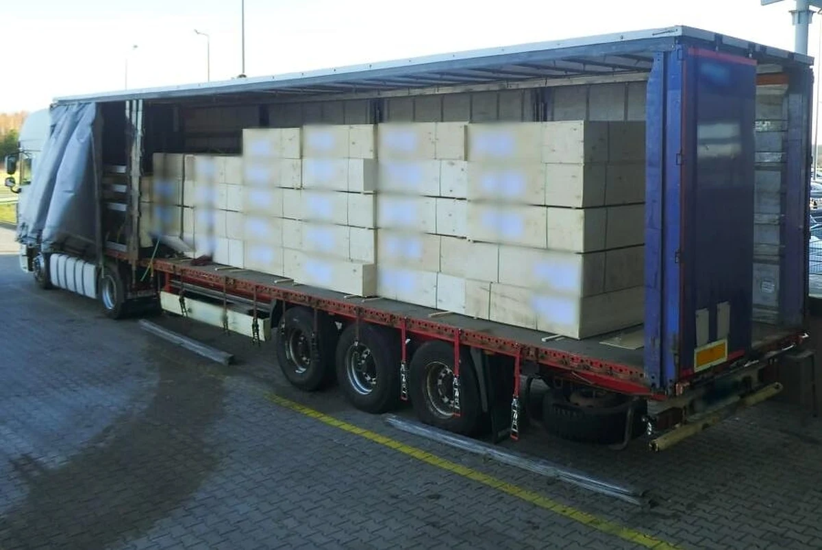 Import sklejki deklarowanej jako kazachska spadł w pierwszym półroczu 2025 roku aż o 95 procent w porównaniu z analogicznym okresem poprzedniego roku. Branża przyznaje, że to efekt skutecznych działań Krajowej Administracji Skarbowej, które utrudniły omijanie unijnych sankcji na rosyjskie i białoruskie produkty. Przez lata embargo było obchodzone, a do Polski trafiała sklejka z Rosji i Białorusi, oficjalnie deklarowana jako pochodząca z Kazachstanu. Teraz proceder został niemal całkowicie zahamowany.