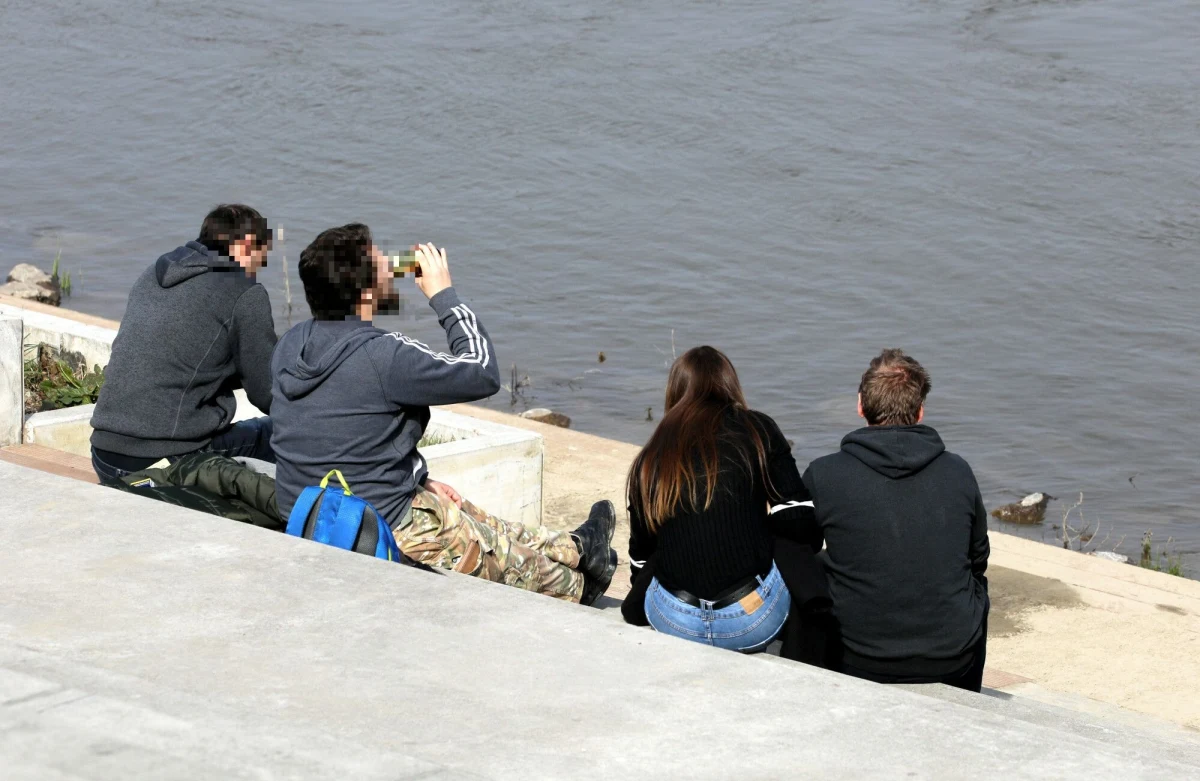 Radni Śródmieścia i Ochoty pozytywnie zaopiniowali we wtorek projekty uchwał wprowadzających nocną prohibicję. Równocześnie radni Mokotowa, Ursynowa, Włoch i Pragi-Południe wyrazili negatywną opinię w tej sprawie. Propozycje budzą wiele emocji zarówno wśród samorządowców, jak i mieszkańców stolicy. Jakie są szczegóły projektów i jak rozkładają się głosy w poszczególnych dzielnicach?