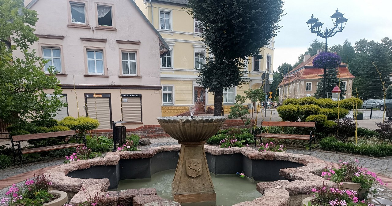 Nazywają go Wenecją Karkonoszy. Ma piękną starówkę i podziemne atrakcje