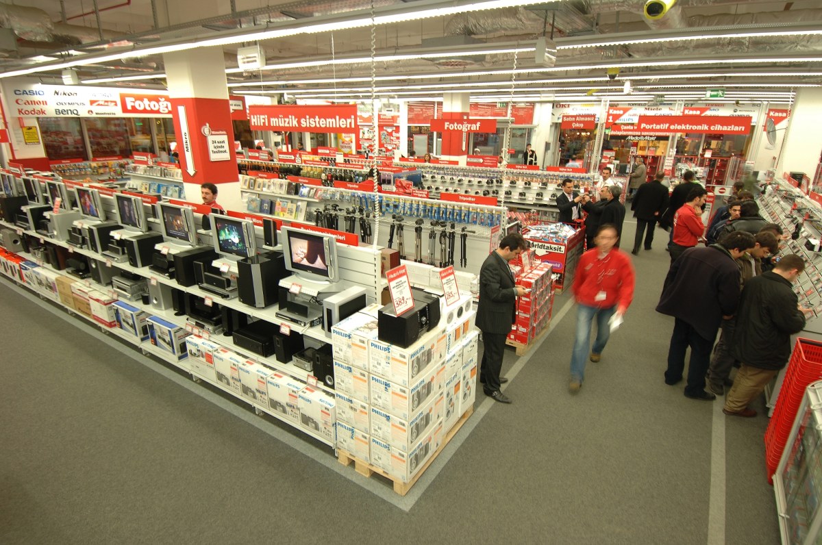 ​Znana sieć elektromarketów znika z Europy. Chiński potentat zainteresowany przejęciem