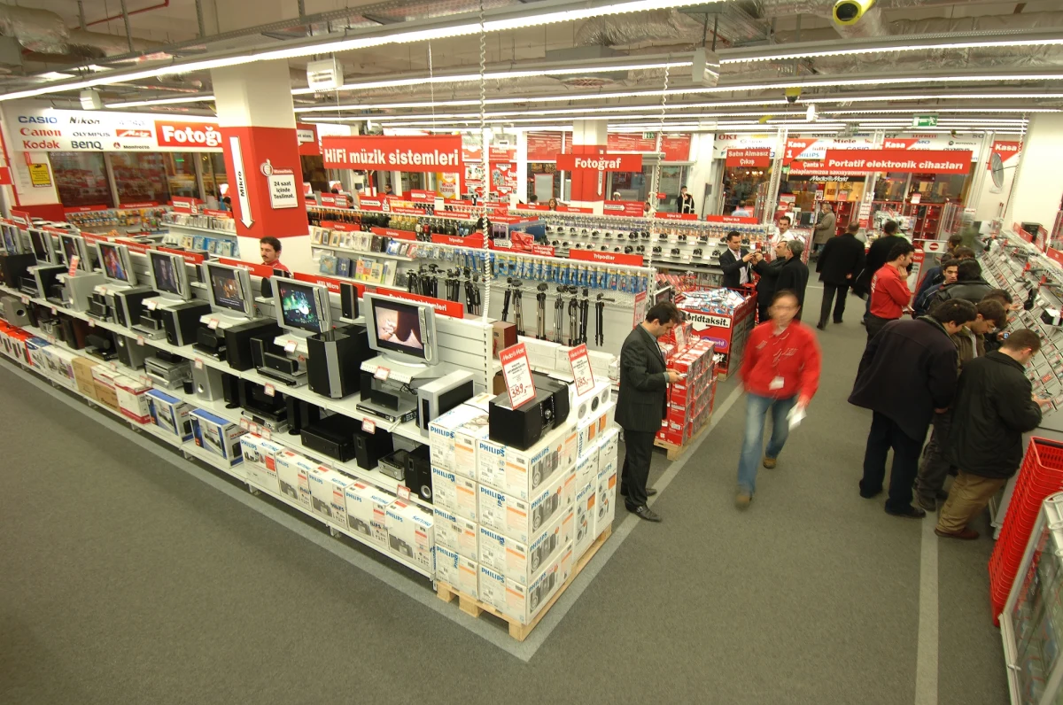 Działająca w wielu krajach Europy sieć elektromarketów Saturn powoli znika z rynku, a jej miejsce zajmuje Media Markt. Właścicielem obu sieci jest firma Ceconomy, a połączenie obu brandów jest częścią jej strategii. To jednak nie koniec zmian - chiński potentat JD.com prowadzi rozmowy o przejęciu obu marek. Czy czeka nas rewolucja na rynku elektroniki użytkowej?