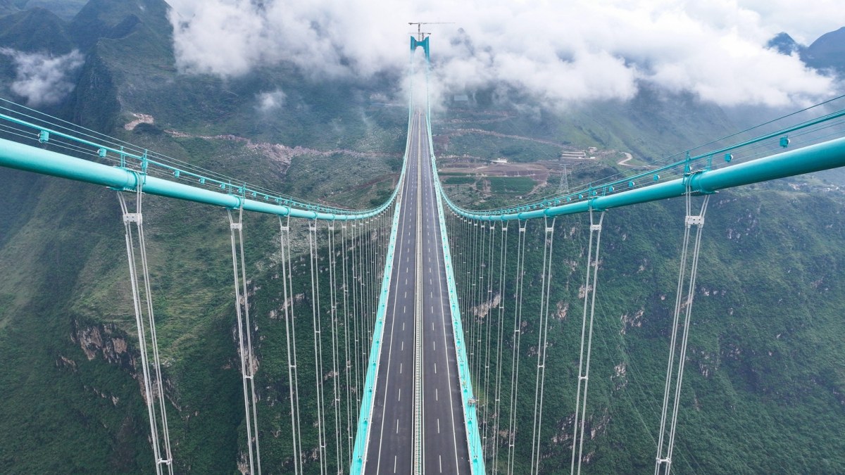 Cud inżynierii nad "pęknięciem Ziemi". Testowało go 96 ciężarówek