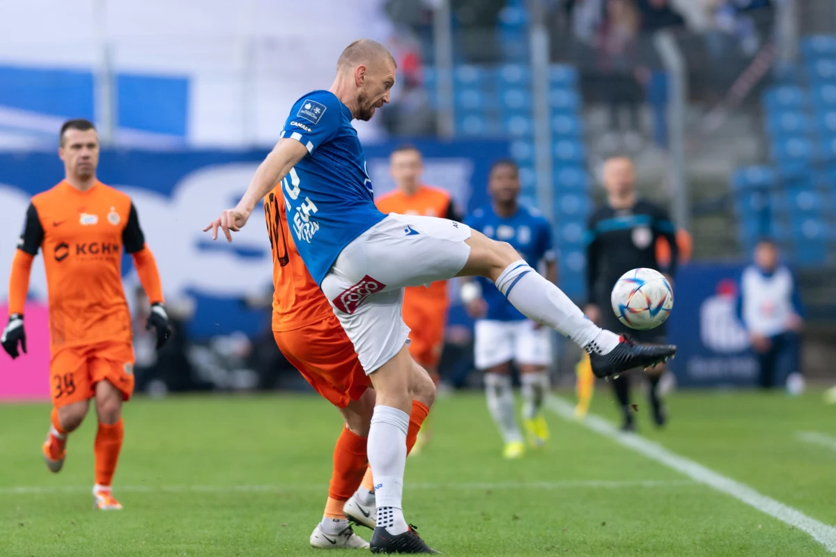 Bartosz Salamon, doświadczony środkowy obrońca i wychowanek Lecha Poznań, opuszcza klub po rozwiązaniu kontraktu za porozumieniem stron. 34-letni piłkarz będzie kontynuował karierę we włoskim Carrarese Calcio 1908.