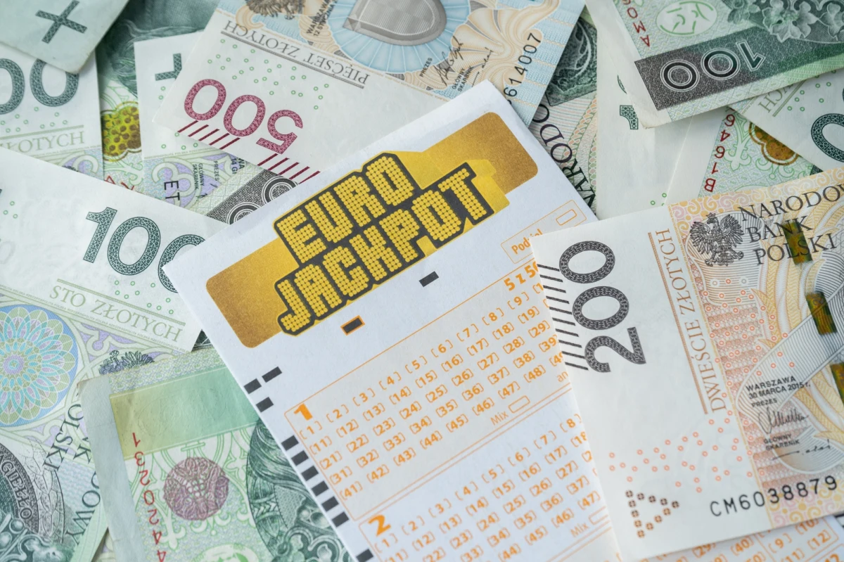 Główna wygrana nie padła, ale ktoś kto w Polsce zagrał w loterii Eurojackpot i tak ma powody do zadowolenia. Trafiło do niego bowiem 8 109 746 złotych.