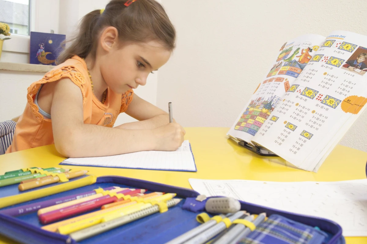 Jeszcze we wrześniu Ministerstwo Edukacji Narodowej ma dostać wyniki ewaluacji rozporządzenia, którym zlikwidowano prace domowe. Niewykluczone, że obowiązkowe zadania do wykonania w domu zostaną przywrócone jeszcze w tym roku – dowiedziała się reporterka RMF FM Magdalena Grajnert. Jest to możliwe w sytuacji, gdy okaże się, że ich brak źle wpłynął na wyniki uczniów. 