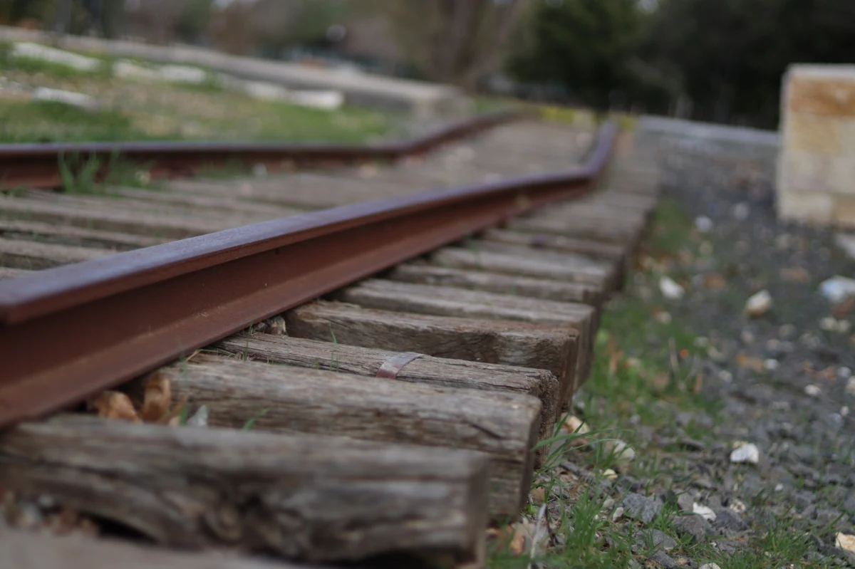 ​Obawy przed możliwą agresją Rosji na państwa NATO wywołały dyskusję o przywróceniu do życia liczącej około 161 km linii kolejowej, która odegrała kluczową rolę podczas II wojny światowej. Reaktywacja tzw. Żelaznego Renu może nie tylko wzmocnić bezpieczeństwo Europy, ale również przynieść znaczące korzyści gospodarcze.
