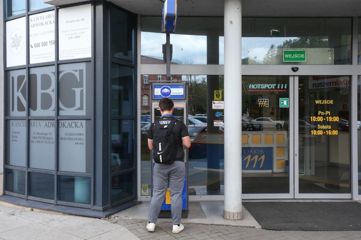 Ograniczenia w obrocie gotówką stają się coraz bardziej restrykcyjne – zarówno w Polsce, jak i w całej Unii Europejskiej. Nowe przepisy wprowadzają limity, obowiązek zgłaszania większych wypłat i surowe kary za złamanie zasad. Jakie kwoty będzie można wypłacić bez formalności i co czeka nas w najbliższych latach?