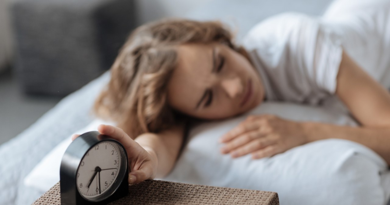 Dlaczego jesienią śpimy gorzej? Naukowcy wskazali przyczynę