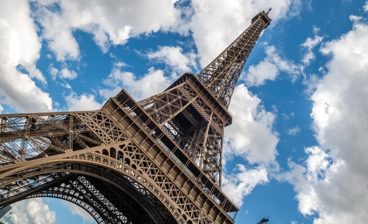 W ręce francuskich śledczych wpadło dwóch nieletnich, którzy planowali zamachy terrorystyczne na wieżę Eiffla i synagogi w Paryżu. Zatrzymani mają zaledwie 15 i 17 lat.