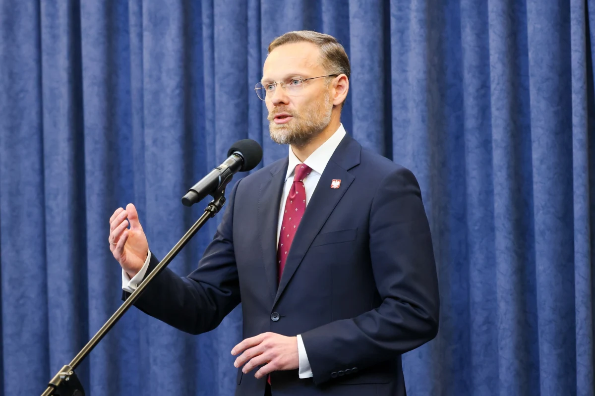 Szef kancelarii prezydenta Zbigniew Bogucki powiedział, że ws. finansów państwa oraz budżetu prezydent i rząd pozostają w rozbieżności. Prezydent będzie żądał odpowiedzi na piśmie od rządu i ministra finansów Andrzeja Domańskiego "tam, gdzie odpowiedzi nie wybrzmiały na Radzie Gabinetowej". Odnosząc się do słów premiera Donalda Tuska o ustawie wiatrakowej, Bogucki powiedział, że prezydent nie dopuszcza sytuacji, aby weto było obchodzone rozporządzeniami. "Tego rodzaju rozstrzygnięcia mają charakter niekonstytucyjny" - stwierdził szef kancelarii.